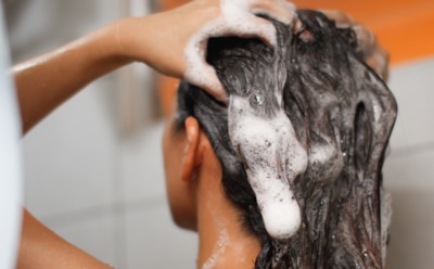 Кинула щепотку — перхоть исчезла, а объем вернулся: всего одна доступная добавка в шампуне творит чудеса с волосами