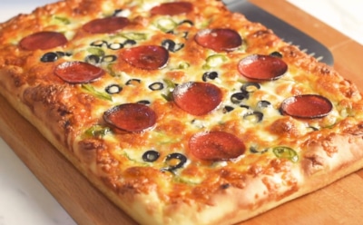 Стоит приготовить — и соседи напрашиваются в гости: эта пицца идеально подходит для больших компаний и теплых вечеров