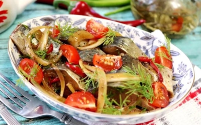 Рыбка что надо: гурманы сходят с ума по этой скумбрии, а ваши гости клянчат рецепт — ведь пикантный маринад делает ее особенной