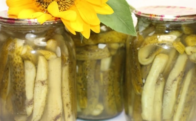 Огурчики — просто улет: эта заготовка на зиму превращает обычные овощи в праздничный деликатес