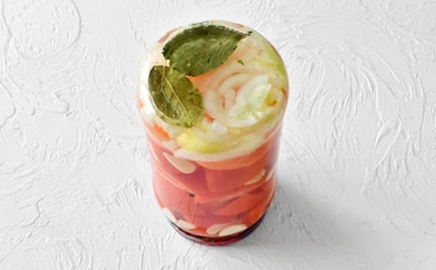 Зимний салат должен быть ярким: еще не было такого, чтобы собравшиеся за столом не попросили добавки