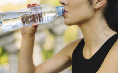 Вода побеждает газировку: врачи напомнили, что спасает от жажды лучше всего