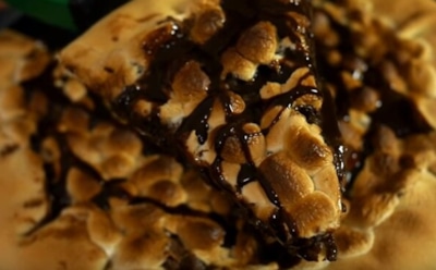 Сколько ни готовь — съедают за 5 минут: эта шоколадная пицца тает во рту и оставляет только восторг