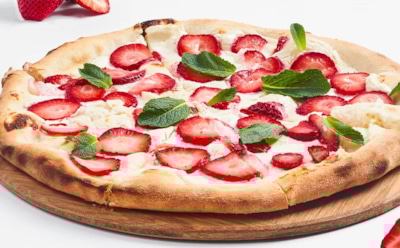 Вместо сыра и салями — яблоко и карамель: этой пиццей вы точно сможете удивить собравшихся гостей