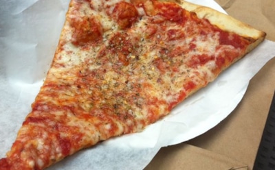 Нью-йоркский хит на вашей кухне: как приготовить легендарную пиццу с тонкой корочкой — вкус Америки дома