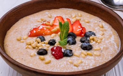 Завтрак долгожителей: эта каша с медом и фруктами зарядит вас энергией надолго