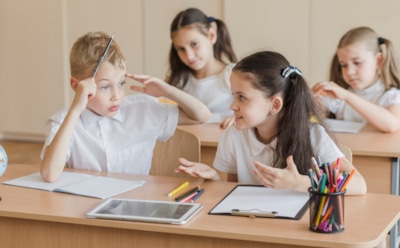 Игры вместо нотаций: чем занять ребенка, чтобы он научился спокойно сидеть на уроках