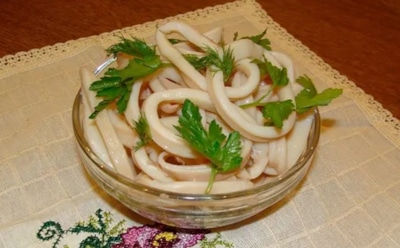 Впрок крутим не только дары огорода: эти маринованные кальмары точно произведут фурор на ваших зимних посиделках