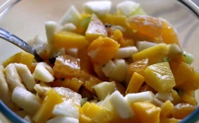 Не отпускаю лето до последнего — готовлю для семьи этот волшебный фруктовый салат