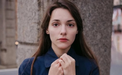 Воткнувшая нож в Илью Деля актриса Дроздова сообщила о смерти отца