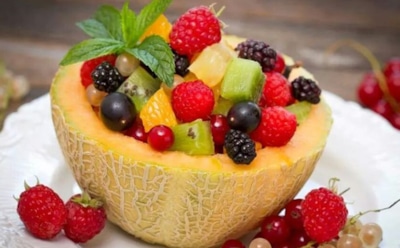 Семья в восторге — этот чудный салат из дыни с ягодами улетает со стола за минуты