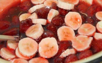 Когда клубника встречает ревень: этот десерт будет съеден в самый первый вечер