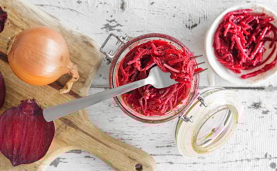 Этот салат гости уносят банками: заготовка из свеклы превращается и в закуску, и в гарнир — вкусно и удобно