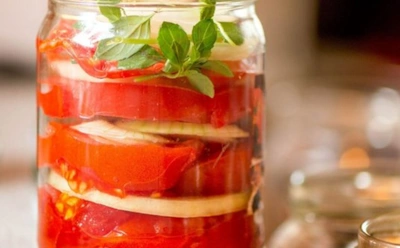 Помидоры в желе — эффектная заготовка: зимой откроете банку, а на столе будто маленький праздник