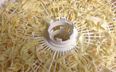 Лук без слез и хлопот: сушу его на зиму — и ужины готовятся в два раза быстрее