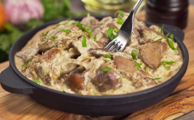 Когда нужен вкусный ужин за 20 минут — этот рецепт легко поможет справиться с задачей: такую печень сметают с тарелок в один миг