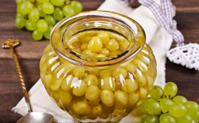 Виноград на зиму закатываю по-пикантному: эта заготовка холодными вечерами уходит на ура