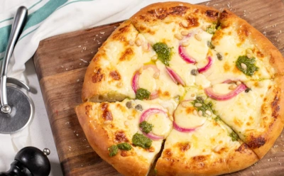 Сыр тянется — ароматы сводят с ума: эта нежная пицца станет главной звездой вашего застолья