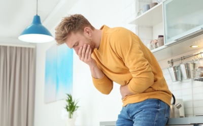 Опасное последствие застолий: как проявляется алкогольное отравление, и что советуют врачи для первой помощи