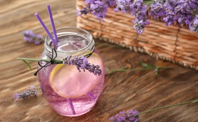 В жаркий денек не обойтись без свежести: этот волшебный лавандовый лимонад прогонит любой зной в момент
