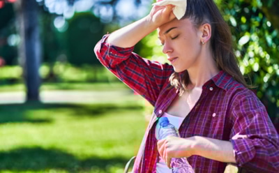 Пульс зашкаливает в жару: терапевт рассказал, когда это угрожает жизни