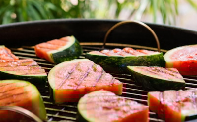 Обжарил арбуз — и понял, что это вкуснее стейка: эта закуска рушит стереотипы о пикниках