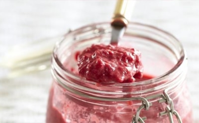 Объедините огонь и сладость в одной банке — этот малиновый хрен станет вашей любимой зимней находкой