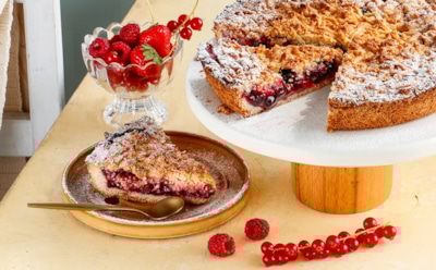 Этот тертый пирог с ягодами я готовлю на раз-два — а вкус такой, что вся семья думает, что я кулинарный волшебник