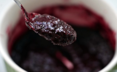 Попробуйте раз — и покупать соусы больше не захочется: эта необычная аджика точно завоюет ваше сердце