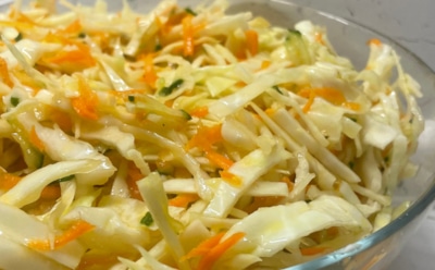 Секрет удачного застолья раскрыт: этот хрустящий капустный салат с яблоками заменит любые соленья