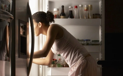 Ночной поход к холодильнику — это не к добру: ученые объяснили, чем опасны поздние перекусы и что выбрать для спокойного сна