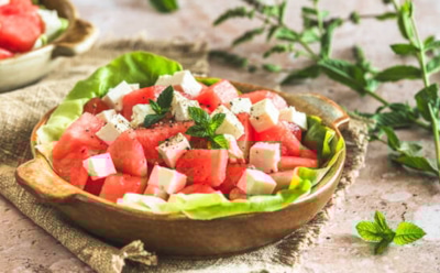 Обычные продукты — шедевральный вкус: этот арбузный салат захочется готовить снова и снова