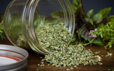 Про магазинные приправы давно забыл: делаю такую травяную соль за 10 минут — и слышу восторги собравшихся за столом