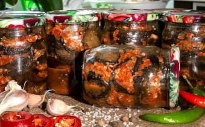 Когда эти баклажаны на столе — равнодушных нет: закатайте осенью банку — зимой откроете праздник