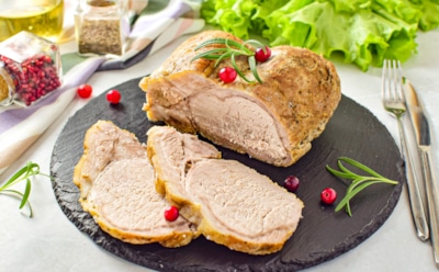 Перед таким карбонатом вашим гостям будет сложно устоять — просто попробуйте новый способ приготовления любимого блюда