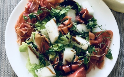 Захотелось удивить гостей — справилась за 10 минут: этот дивный салат с дыней и ветчиной покорил всех