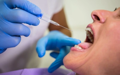 Защита зубов без щетки и пасты: стало известно, что говорят ученые о «прививке от кариеса»