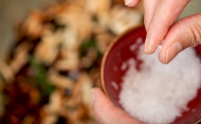 Смерть в щепотке: стало известно, какие пищевые привычки «взрывают» давление