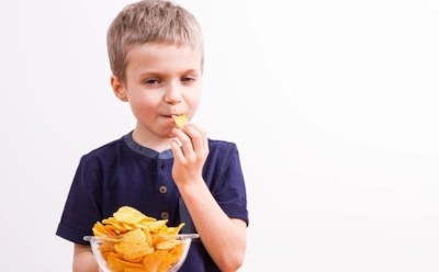 Хруст, за который дети платят здоровьем: врач рассказал, чем может обернуться любимая перекусочная слабость