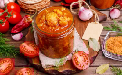 Попробуйте приготовить овощи в красном наряде: эта пряная заготовка к мясу и хлебу удивит всю семью зимой