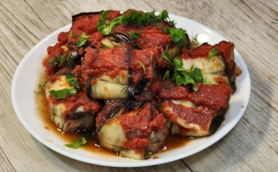 Мясо и «синенькие» — в такой союз просто невозможно не влюбиться: эти конвертики с начинкой станут главным блюдом на столе