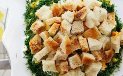 Печень трески и золотистые гренки: этот салат — мой главный хит на ужин