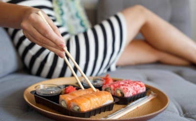 Сырые продукты манят вкусом, но врач предупреждает: риск может оказаться слишком велик