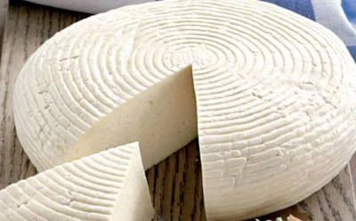 Попробовал приготовить однажды — теперь без него не пеку лепешки: делюсь рецептом домашнего имеретинского сыра