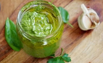 Маленькая баночка — большой эффект: этот ореховый соус с зеленью поднимет вкус на новый уровень