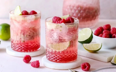 Подаю его на вечеринках — этот ягодный коктейль с мятой неизменно становится хитом