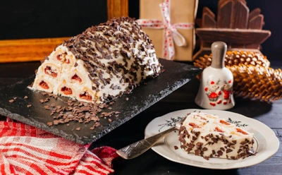 Соберите «избу» из теста, слив и нежного крема — этот десерт ваша семья полюбит с первого взгляда