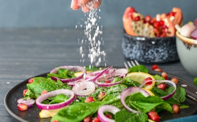 Едим слишком много этой приправы: диетолог предупреждает о скрытой угрозе для сердца и памяти — есть альтернатива