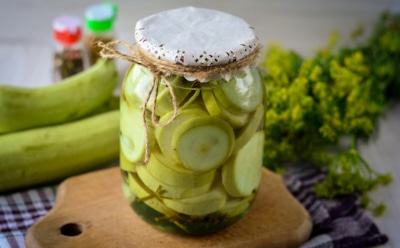 Моя семья зимой хрустит с удовольствием — у соседей в банках каша: эти секреты позволят консервировать кабачки идеально