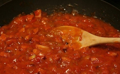 Раскрываю простой секрет сытного ужина: две колбасы и ложка томата творят кулинарные чудеса